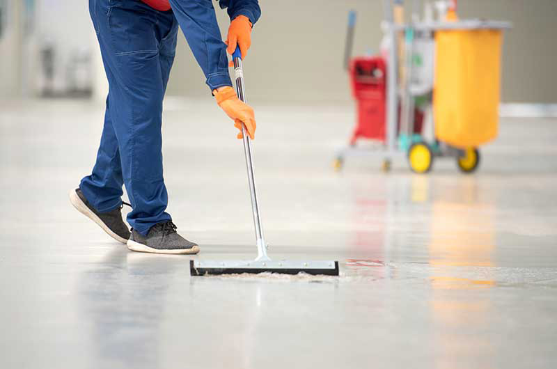 Limpieza, tratamiento y mantenimiento de suelos, paredes y techos en edificios y locales